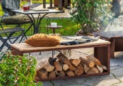 Houtopslag Bank Tyr -Zwembad Spul Winkel Houtopslag bank Tyr in de tuin