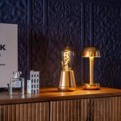 Humble One Table Light Smart 28 Humble One Table Light Smart -Zwembad Spul Winkel Humble One table light gold sfeer 1