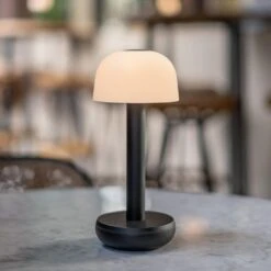 Humble Two Table Light -Zwembad Spul Winkel Humble Two Black frosted tafellamp sfeer