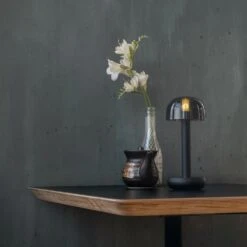Humble Two Table Light -Zwembad Spul Winkel Humble Two Black smoked tafellamp sfeer