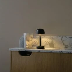 Humble Two Table Light -Zwembad Spul Winkel Humble Two Black tafellamp sfeer