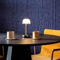 Humble Two Table Light -Zwembad Spul Winkel Humble Two dark titanium frost tafellamp sfeer