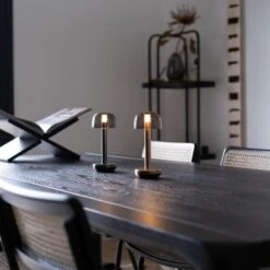 Humble Two Table Light -Zwembad Spul Winkel Humble Two dark titanium smoked tafellamp sfeer