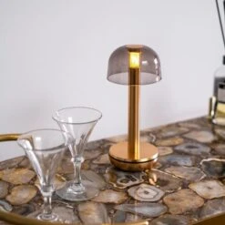 Humble Two Table Light -Zwembad Spul Winkel Humble Two gold smoked tafellamp sfeer
