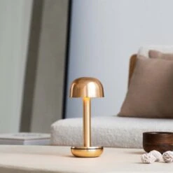 Humble Two Table Light -Zwembad Spul Winkel Humble Two gold tafellamp sfeer