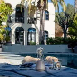 Humble One Outdoor Tafellamp -Zwembad Spul Winkel Humble one outdoor beige sfeer