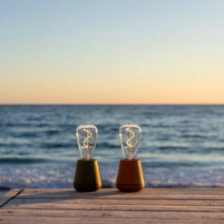 Humble One Outdoor Tafellamp -Zwembad Spul Winkel Humble one outdoor kaneel sfeer 03