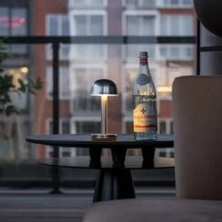 Humble Two Table Light -Zwembad Spul Winkel Humble silver tafellamp sfeer 1