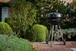 Kettle Kolen BBQ -Zwembad Spul Winkel Kettle 42 plus kolen barbecue dicht