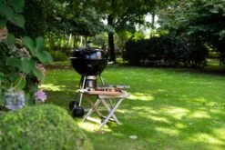 Kettle Kolen BBQ -Zwembad Spul Winkel Kettle 57 kolen barbecue in tuin kl