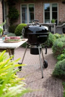 Kettle Kolen BBQ -Zwembad Spul Winkel Kettle 57 plus kolen barbecue terras 02 kl
