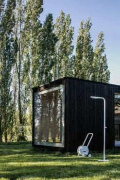 Levantine Outdoor Shower -Zwembad Spul Winkel Zee Tasman en Levantine in tuin wit scaled 1